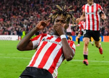 Nico Williams clasifica al Athletic ante una Roma con diez jugadores