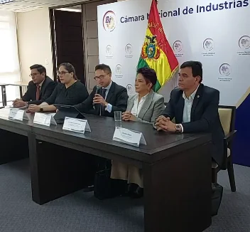 Industriales llaman al Gobierno al diálogo para solucionar la crisis