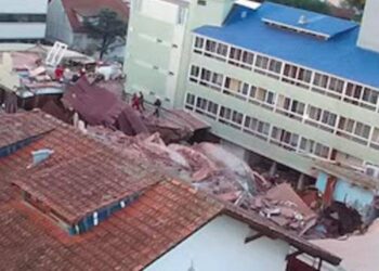 Grupos de rescate buscan a personas atrapadas