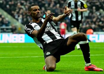 Newcastle toma ventaja ante Arsenal (2-0) en semifinales de Copa de la Liga inglesa