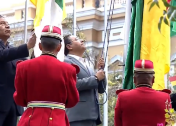 Arce y Choquehuanca izan la tricolor en cumplimiento al decreto por el Bicentenario