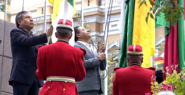 Arce y Choquehuanca izan la tricolor en cumplimiento al decreto por el Bicentenario