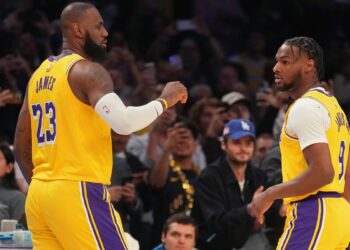 LeBron y Bronny James son el primer padre e hijo en jugar juntos en la NBA