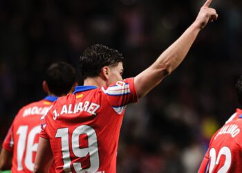 Un doblete de penal de Julián Álvarez acerca al Atlético a la Champions