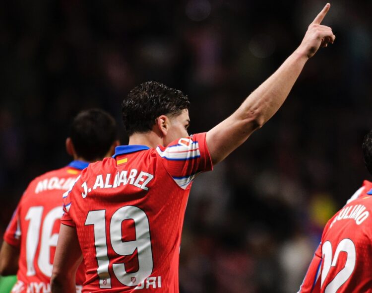 Un doblete de penal de Julián Álvarez acerca al Atlético a la Champions
