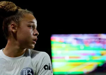 Liga femenina de EEUU dice que no debió jugarse tras colapso de King