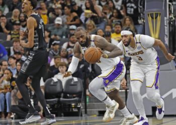 Lakers baten a Spurs con otro triple doble de LeBron y Cavs siguen indomables