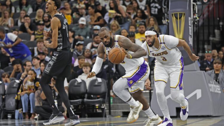 Lakers baten a Spurs con otro triple doble de LeBron y Cavs siguen indomables