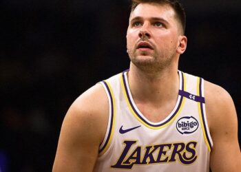 Los ‘Lakers’ de Dončić arrollan a ‘Thunder’ en un aviso para los playoffs
