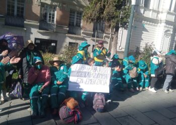 Trabajadores de La Paz Limpia protestan en la Alcaldía por falta de pagos