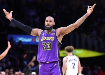 LeBron emula a Jordan en triunfo ante Warriors y Edwards llega a 1.000 triples