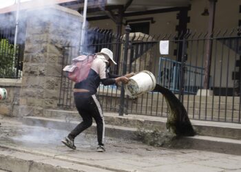 Lecheros lanzan bosta a la Gobernación de Cochabamba y exigen desbloqueo de vías