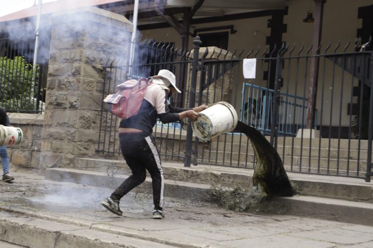 Lecheros lanzan bosta a la Gobernación de Cochabamba y exigen desbloqueo de vías