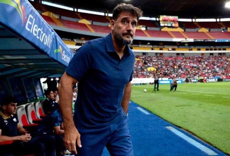 DT argentino Gustavo Lema es destituido de los Pumas del fútbol mexicano