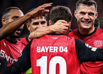 Grimaldo, con golazo de falta, pone al Leverkusen a un punto del Bayern