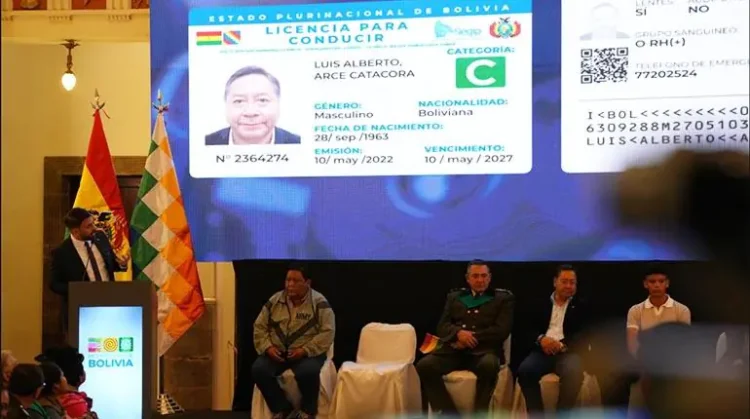 El presidente Luis Arce oficializó este martes el lanzamiento de la licencia de conducir provisional para jóvenes. FOTO: RRSS