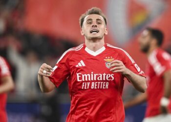 Benfica vence al Farense y vuelve a alcanzar al Sporting de Lisboa