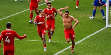 Liverpool acaricia el título en Premier League pese a que el Arsenal no falla
