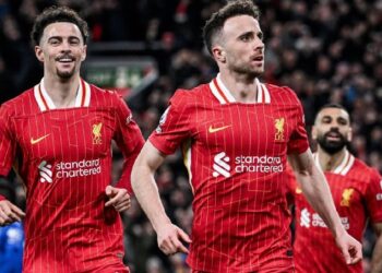 Liverpool da nuevo paso hacia el título al ganar el derbi al Everton