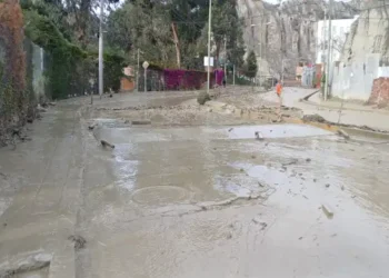 La Alcaldía de La Paz cierra la Avenida Costanera por acumulación de lodo y pide precaución.