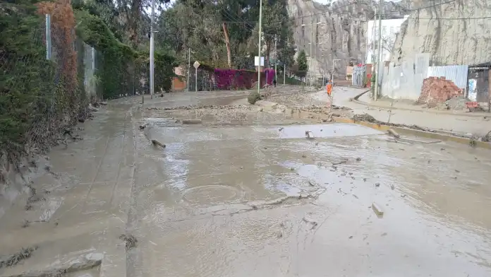 La Alcaldía de La Paz cierra la Avenida Costanera por acumulación de lodo y pide precaución.