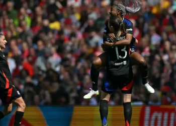 Lyon vence 2-1 al Arsenal en ida de semifinales de Champions femenina