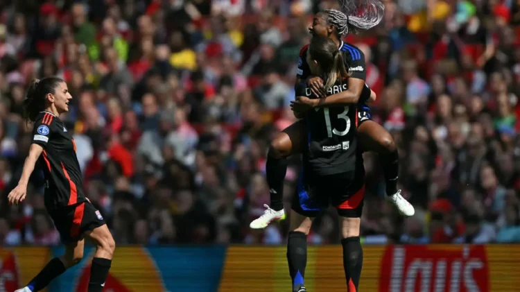 Lyon vence 2-1 al Arsenal en ida de semifinales de Champions femenina