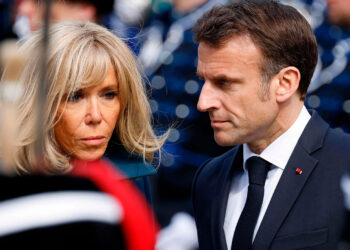 macron_y_su_esposa_en_la_haya.jpg