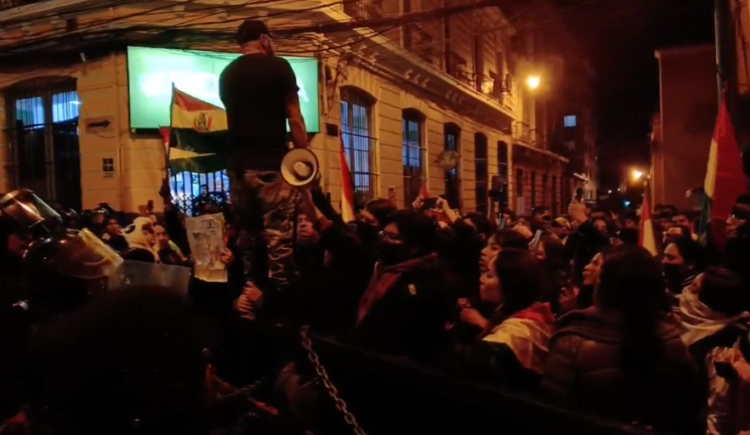 Marcha ambientalista termina en gasificación y en la detención de un activista