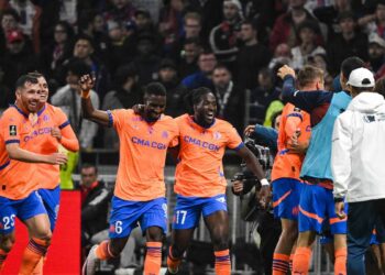 El Marsella, con diez, logra la victoria en Lyon (3-2) y se une a PSG y Mónaco