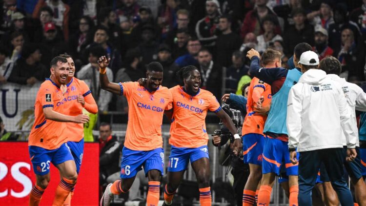 El Marsella, con diez, logra la victoria en Lyon (3-2) y se une a PSG y Mónaco