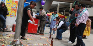 Bolivianos celebran el martes de ch'alla.