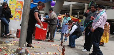 Bolivianos celebran el martes de ch'alla.