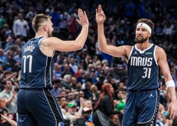 Doncic y los Mavericks triunfan frente a San Antonio en su debut en la temporada