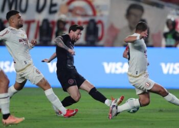 Lima ovaciona a Messi en triunfo por penales de Inter Miami ante Universitario
