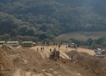 Indígenas peruanos denuncian que mineros ilegales utilizan a niños como escudos