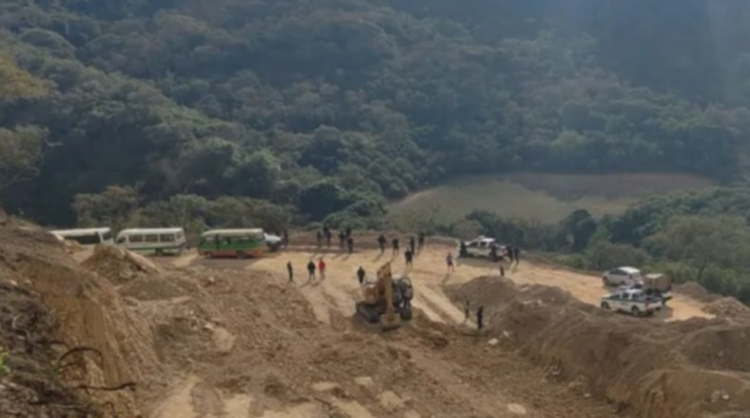 Indígenas peruanos denuncian que mineros ilegales utilizan a niños como escudos