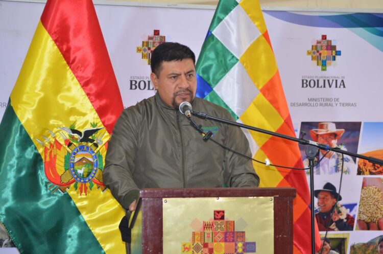 Ministro Flores acusa a comerciantes de ganar Bs 12 por kilo de carne