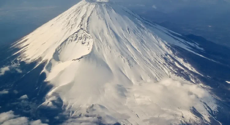 Japón rescata dos veces a un hombre que escaló en monte Fuji