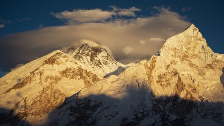 Nepal reanuda vuelos de helicóptero de rescate al monte Everest