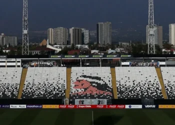 Colo-Colo recibe a Racing a puertas cerradas por incidentes en Libertadores