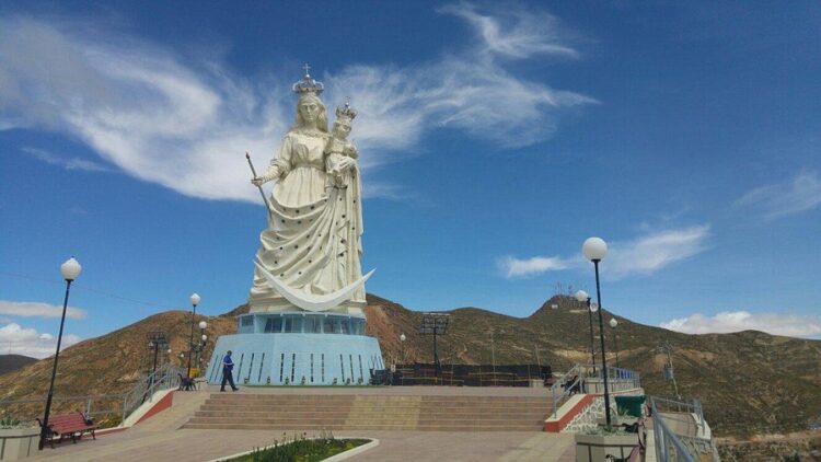 El monumento de la Virgen del Socavón.