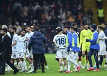 Un rival del Galatasaray abandona la cancha tras polémica por un penal