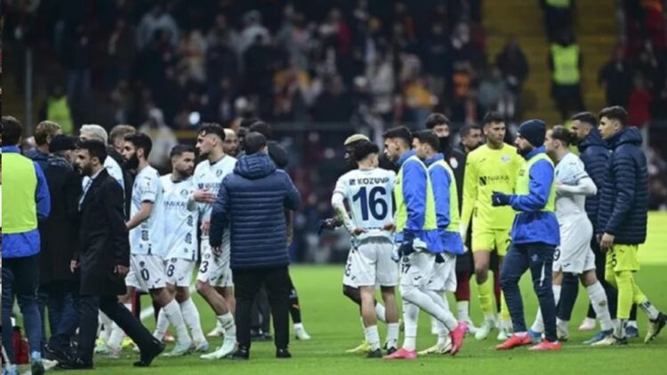 Un rival del Galatasaray abandona la cancha tras polémica por un penal