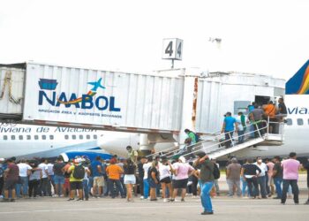 Pasajeros abordan un avión de la aerolínea estatal.