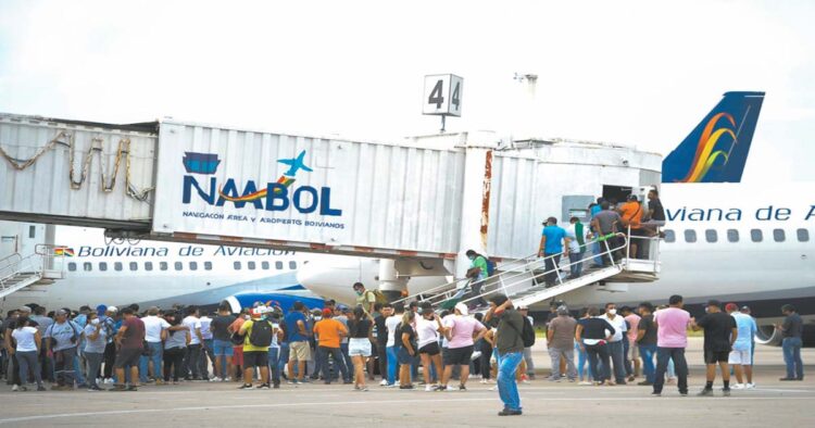 Pasajeros abordan un avión de la aerolínea estatal.