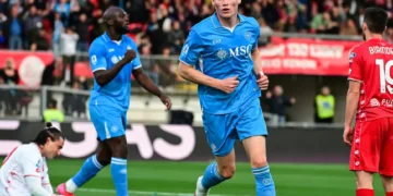 Nápoles gana 1-0 en Monza y alcanza al líder Inter de Milán