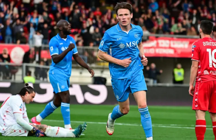 Nápoles gana 1-0 en Monza y alcanza al líder Inter de Milán
