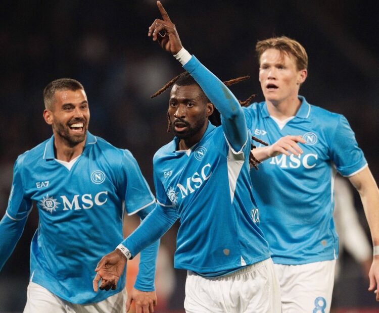 Napoli remonta ante la Juventus y se mantiene sólido como líder