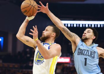 Curry lleva a los Warriors a playoffs en un feroz repechaje ante Memphis